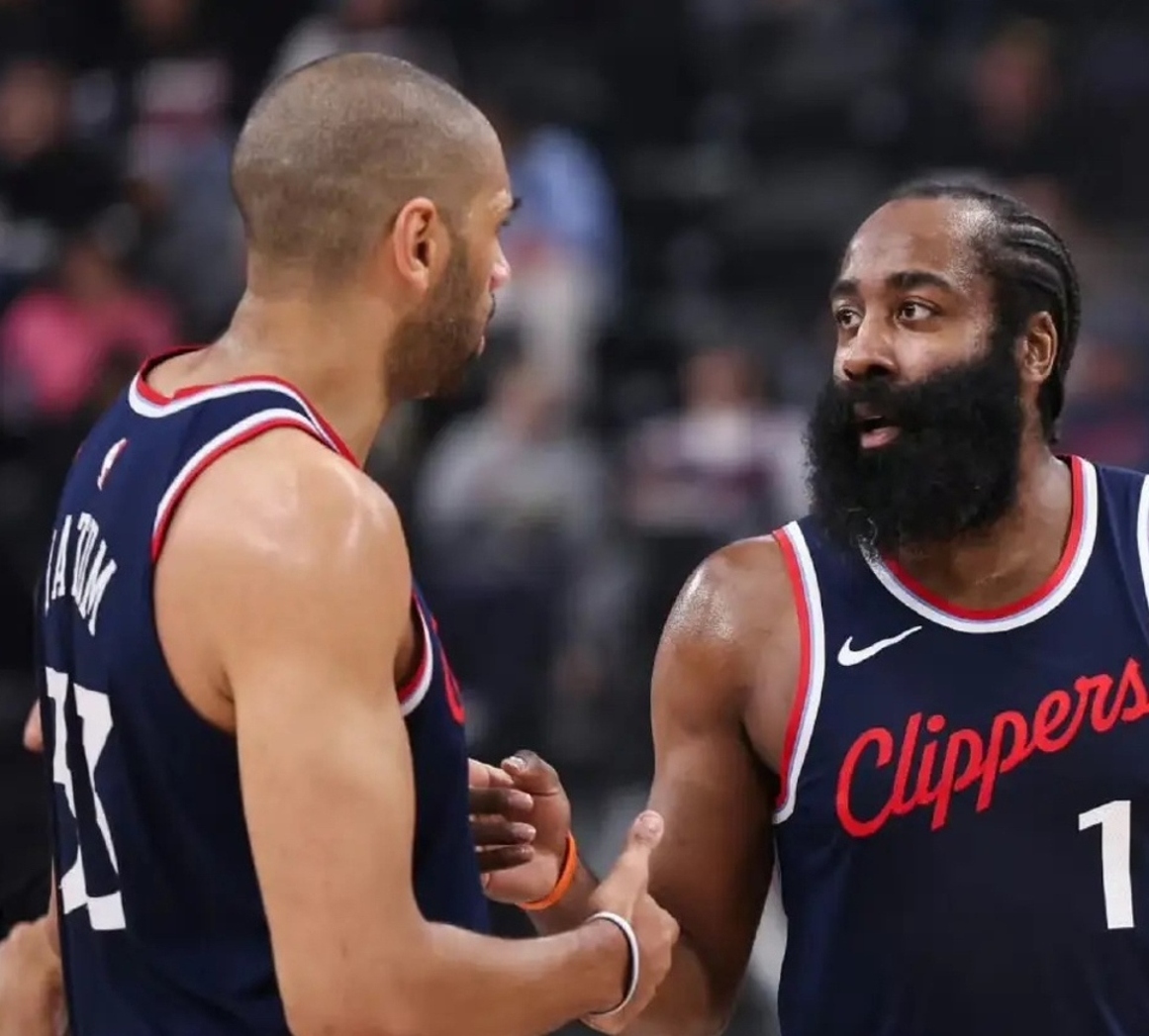 体育视频直播-哈登在SKT比赛中爆冷菲尼克斯太阳赛前完成体检，冲刺阶段切尔西备战亚冠看傻球迷的简单介绍